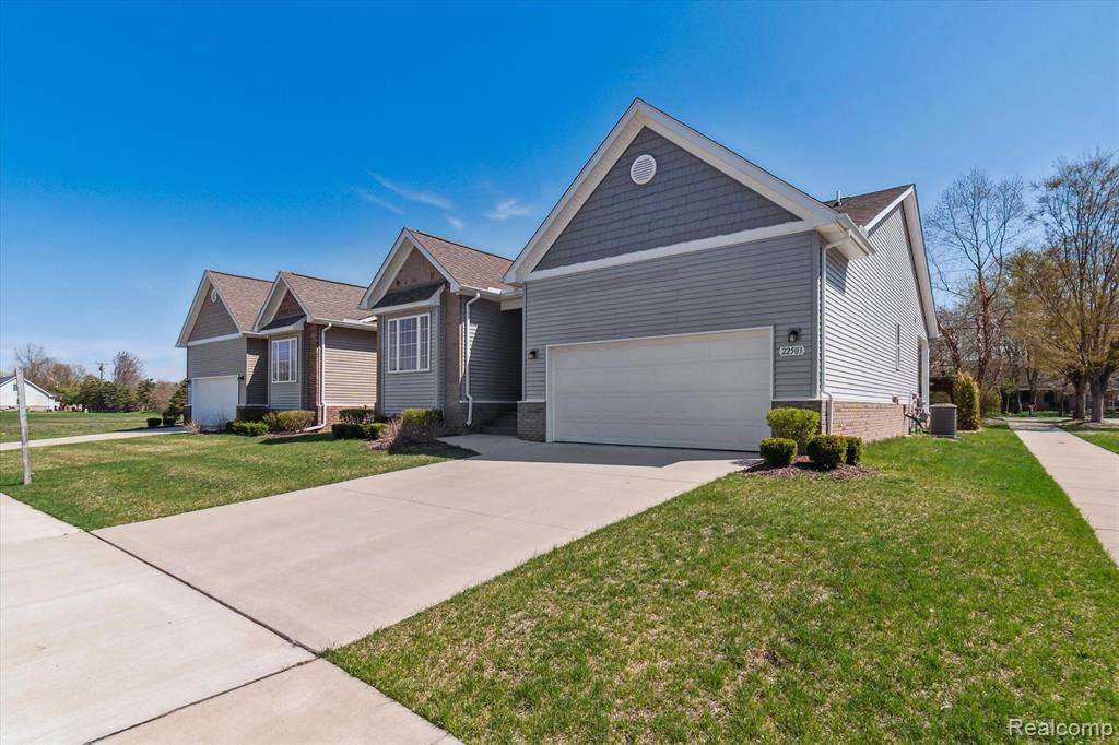 22503 GEORGIA PINE Drive, New Boston, MI 48164 — Photo 2