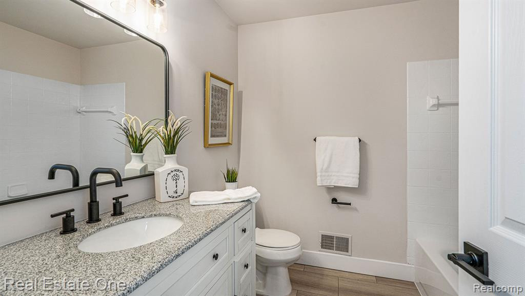 15211 CHESAPEAKE Circle, Walled Lake, MI 48390 — Photo 16