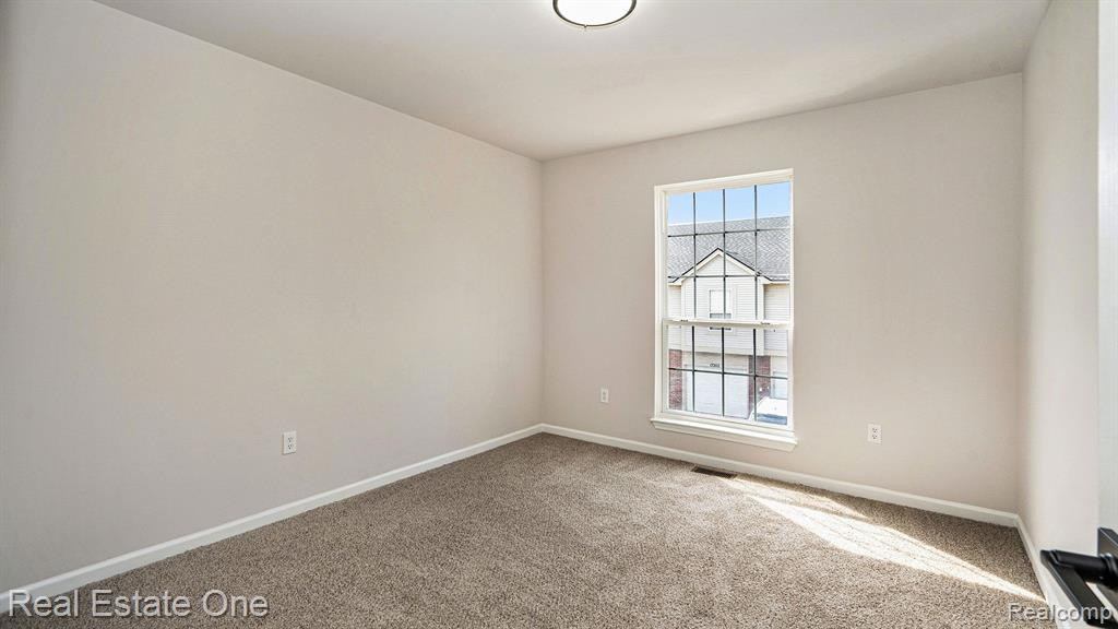 15211 CHESAPEAKE Circle, Walled Lake, MI 48390 — Photo 17