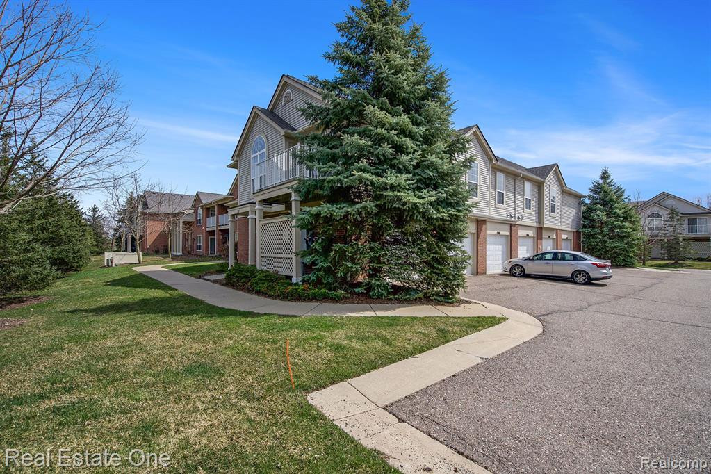 15211 CHESAPEAKE Circle, Walled Lake, MI 48390 — Photo 22