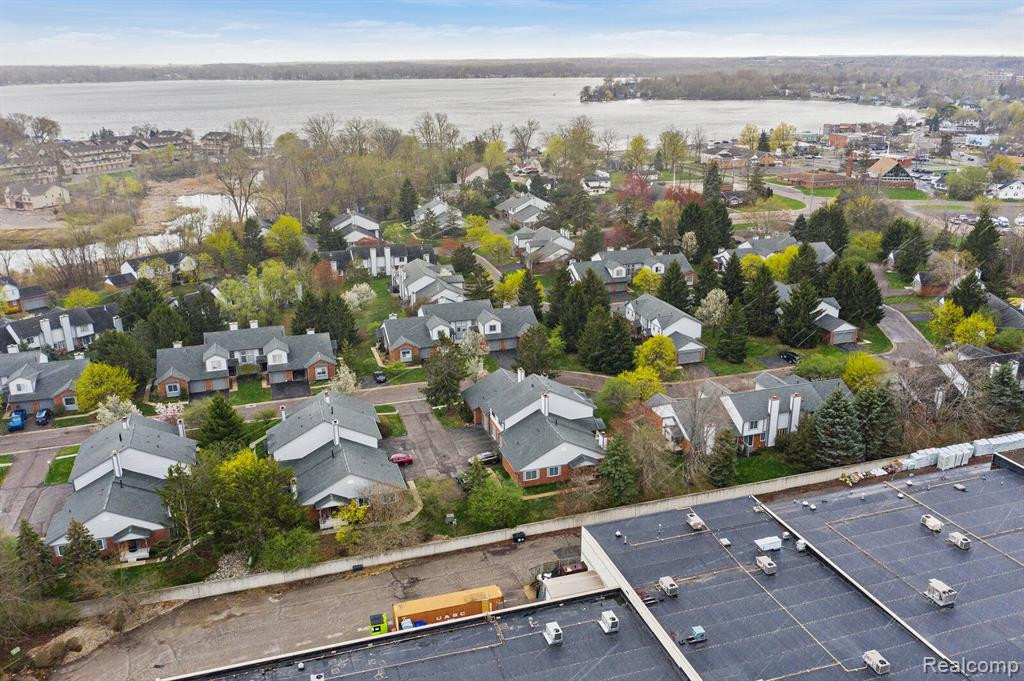 519 WINWOOD Circle, Walled Lake, MI 48390 — Photo 3