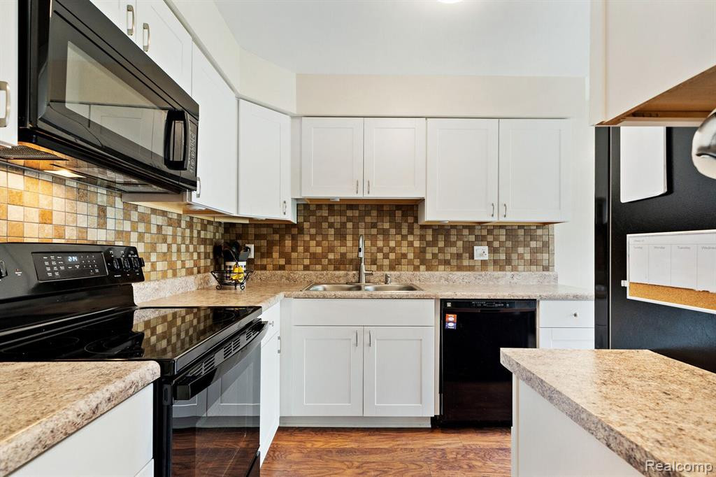 519 WINWOOD Circle, Walled Lake, MI 48390 — Photo 8