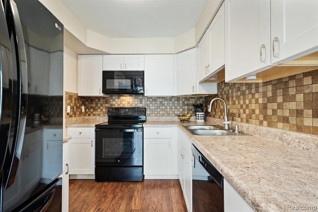 519 WINWOOD Circle, Walled Lake, MI 48390 — Photo 9