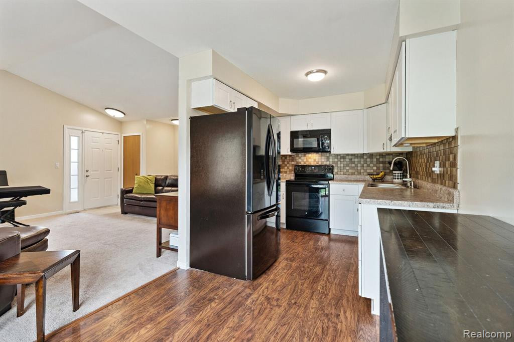 519 WINWOOD Circle, Walled Lake, MI 48390 — Photo 11