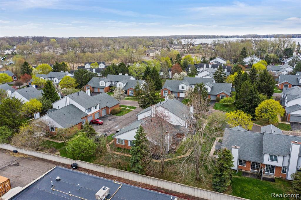 519 WINWOOD Circle, Walled Lake, MI 48390 — Photo 25
