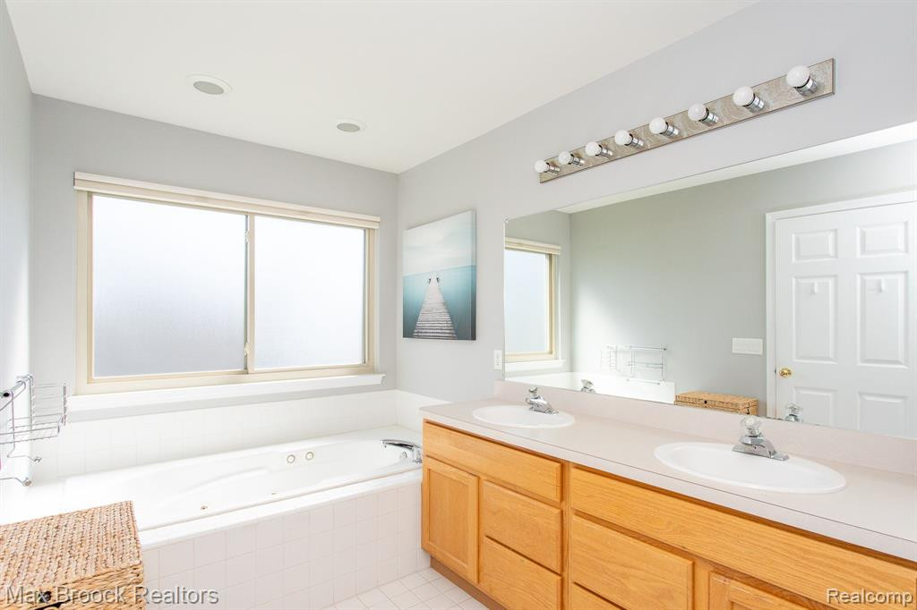 5778 CEDAR RIDGE Drive, Ann Arbor, MI 48103 — Photo 32