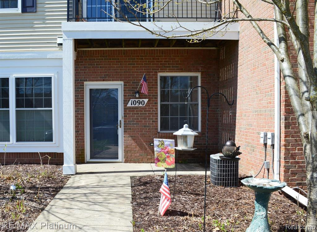 1090 SHIAWASSEE Circle, Howell, MI 48843 — front exterior