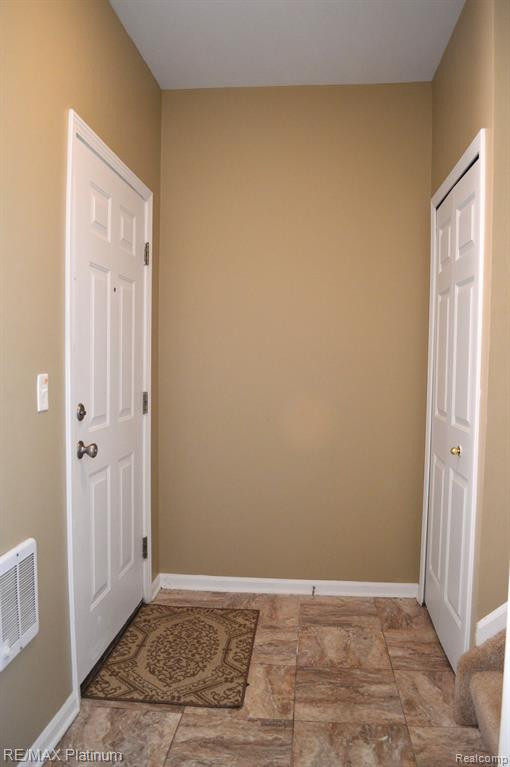 1090 SHIAWASSEE Circle, Howell, MI 48843 — Photo 3