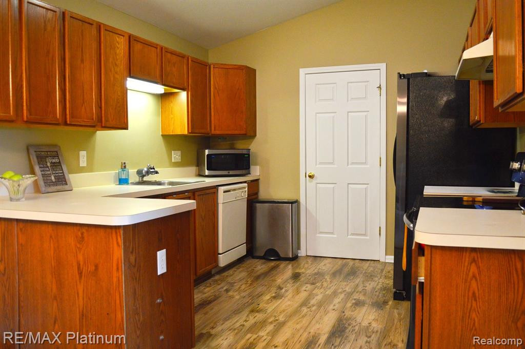 1090 SHIAWASSEE Circle, Howell, MI 48843 — Photo 5
