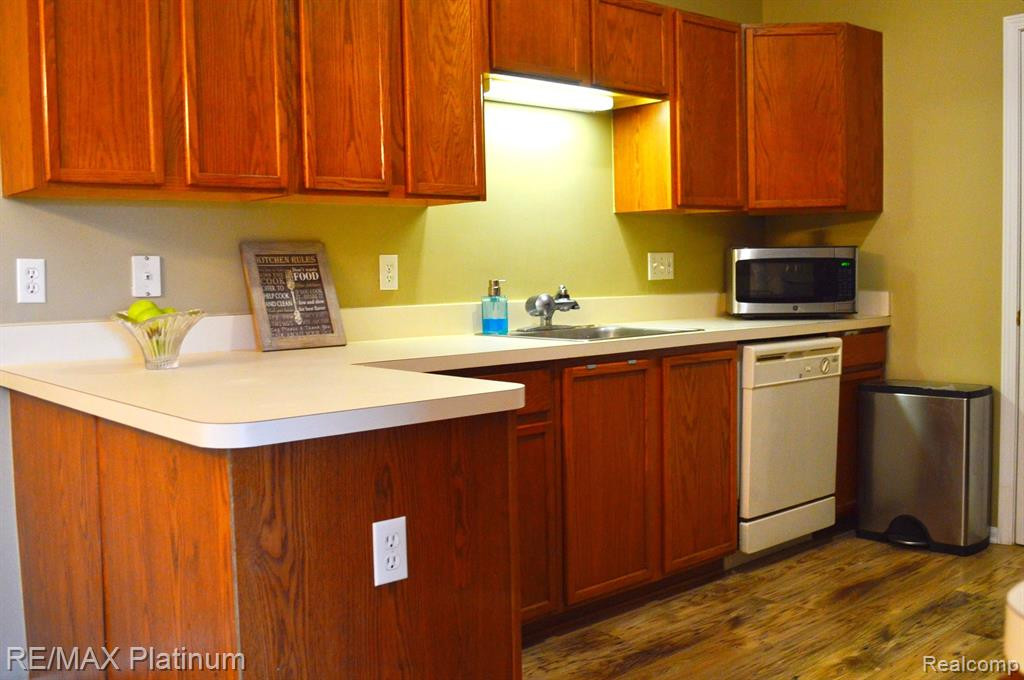 1090 SHIAWASSEE Circle, Howell, MI 48843 — Photo 8