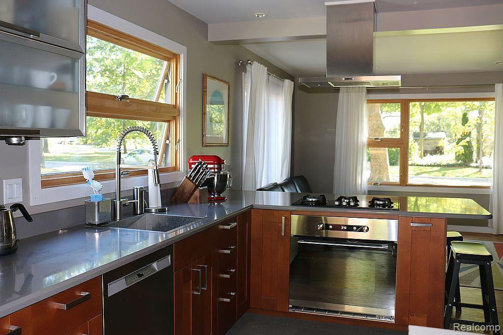 711 ARGO Drive, Ann Arbor, MI 48105 — Photo 2