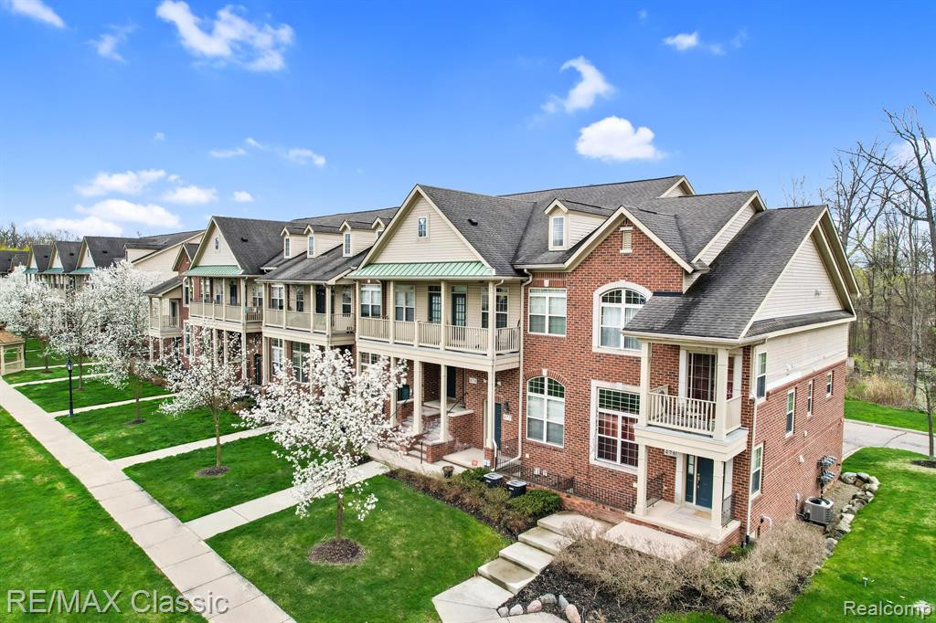 468 OLD PINE Way, Walled Lake, MI 48390 — Photo 2