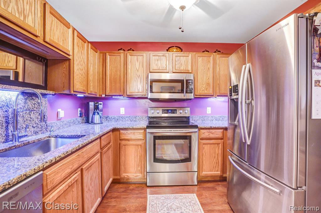 468 OLD PINE Way, Walled Lake, MI 48390 — Photo 6