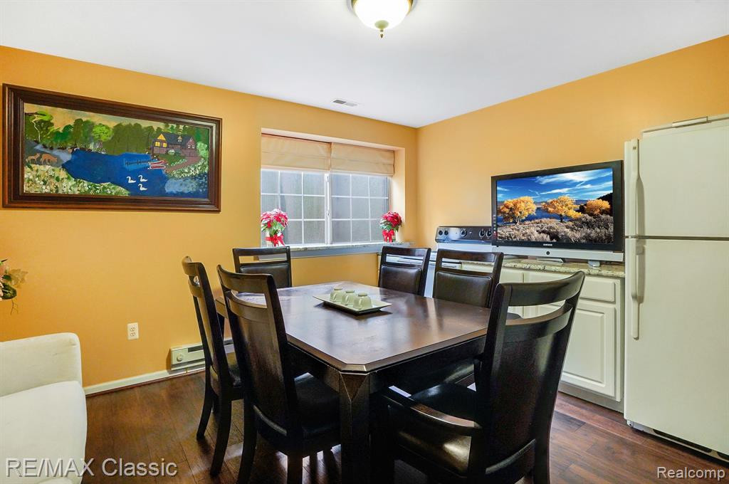 468 OLD PINE Way, Walled Lake, MI 48390 — Photo 11
