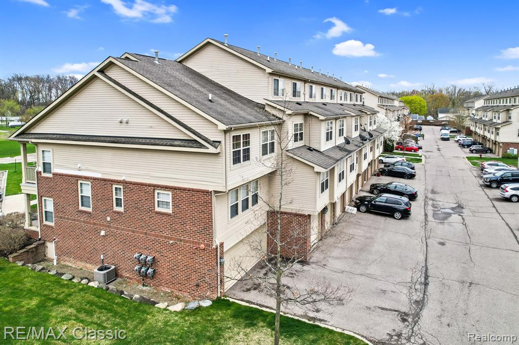 468 OLD PINE Way, Walled Lake, MI 48390 — Photo 24