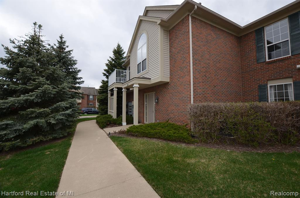 26201 CHESAPEAKE Circle, 306, Walled Lake, MI 48390 — Photo 2