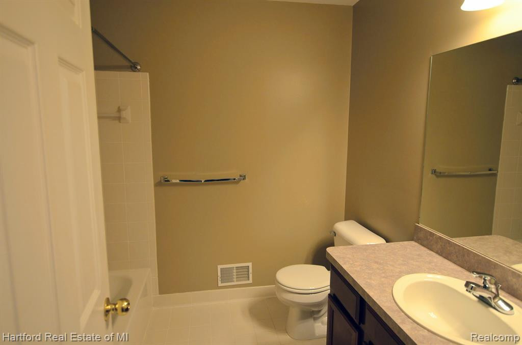 26201 CHESAPEAKE Circle, 306, Walled Lake, MI 48390 — Photo 10