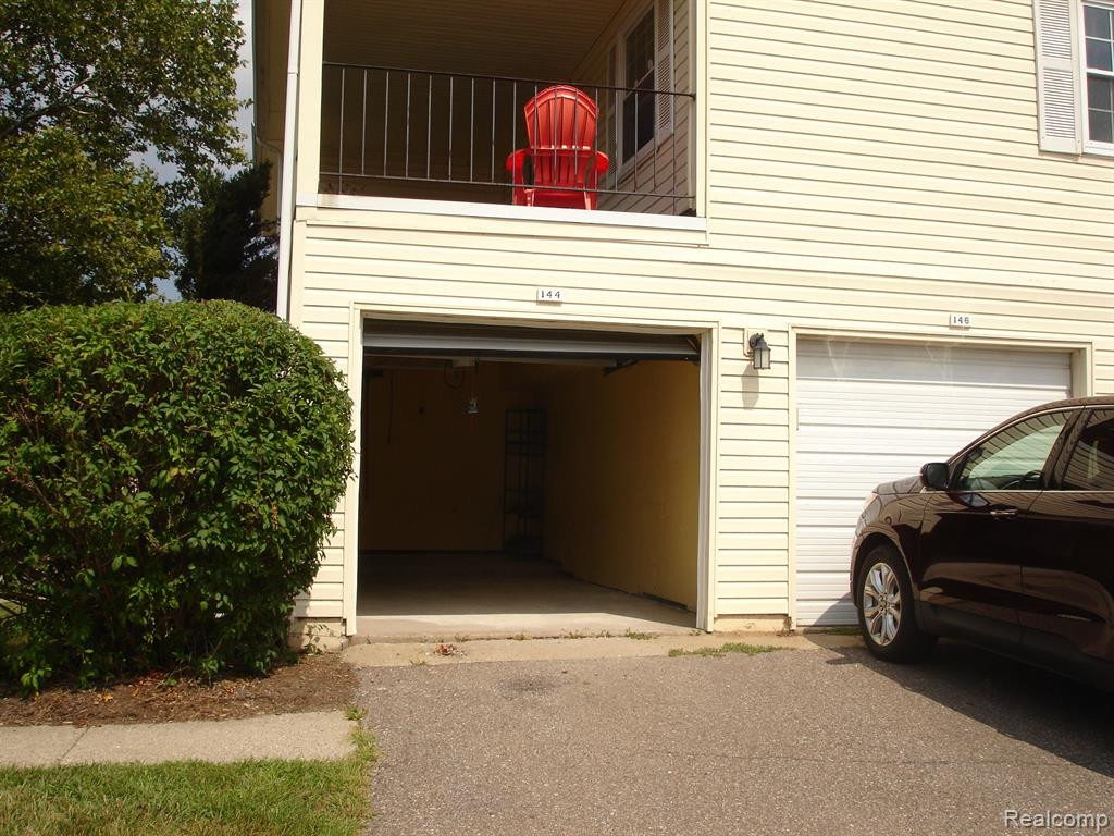 144 Lake Village Drive, APT 6, Walled Lake, MI 48390 — Photo 4