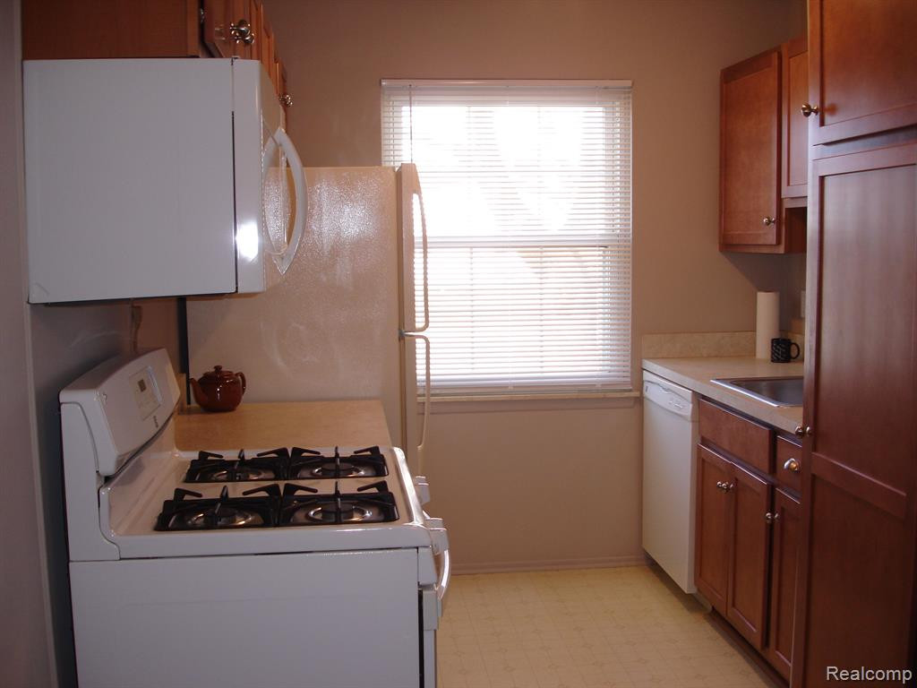 144 Lake Village Drive, APT 6, Walled Lake, MI 48390 — Photo 10