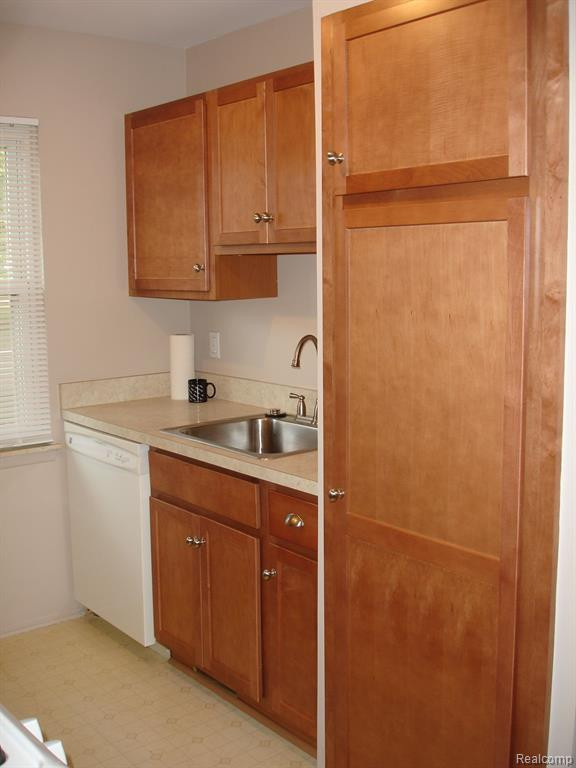 144 Lake Village Drive, APT 6, Walled Lake, MI 48390 — Photo 11