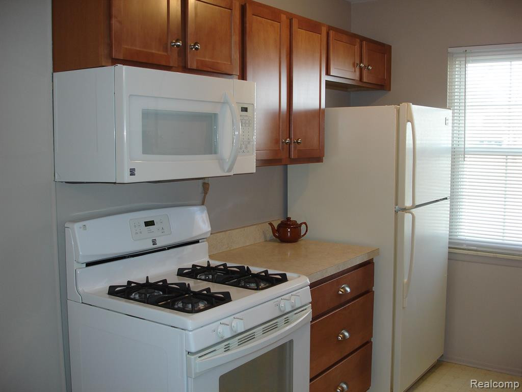 144 Lake Village Drive, APT 6, Walled Lake, MI 48390 — Photo 12