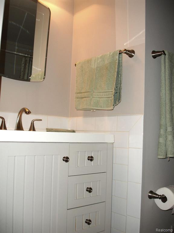 144 Lake Village Drive, APT 6, Walled Lake, MI 48390 — Photo 14