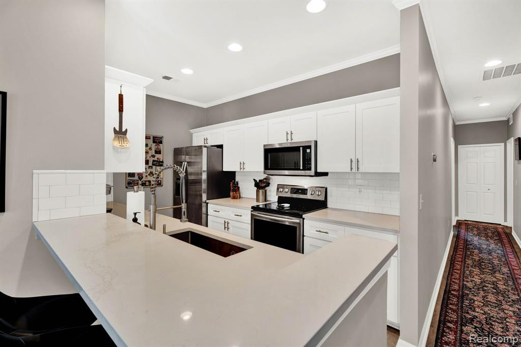 520 RED OAK, Walled Lake, MI 48390 — Photo 9