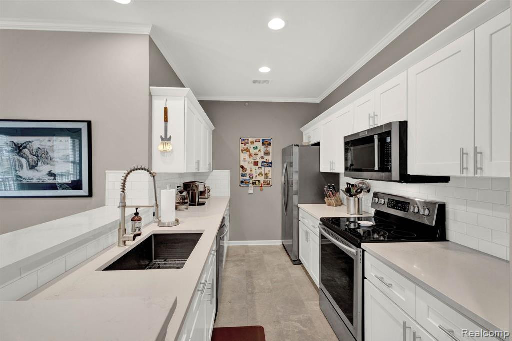 520 RED OAK, Walled Lake, MI 48390 — Photo 10