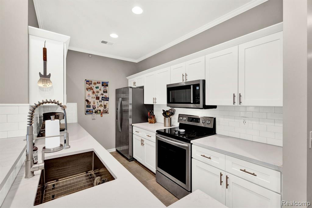 520 RED OAK, Walled Lake, MI 48390 — Photo 11