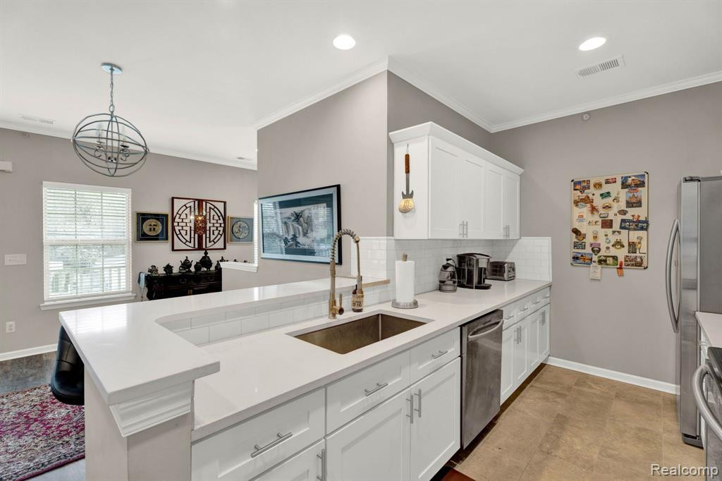 520 RED OAK, Walled Lake, MI 48390 — Photo 12