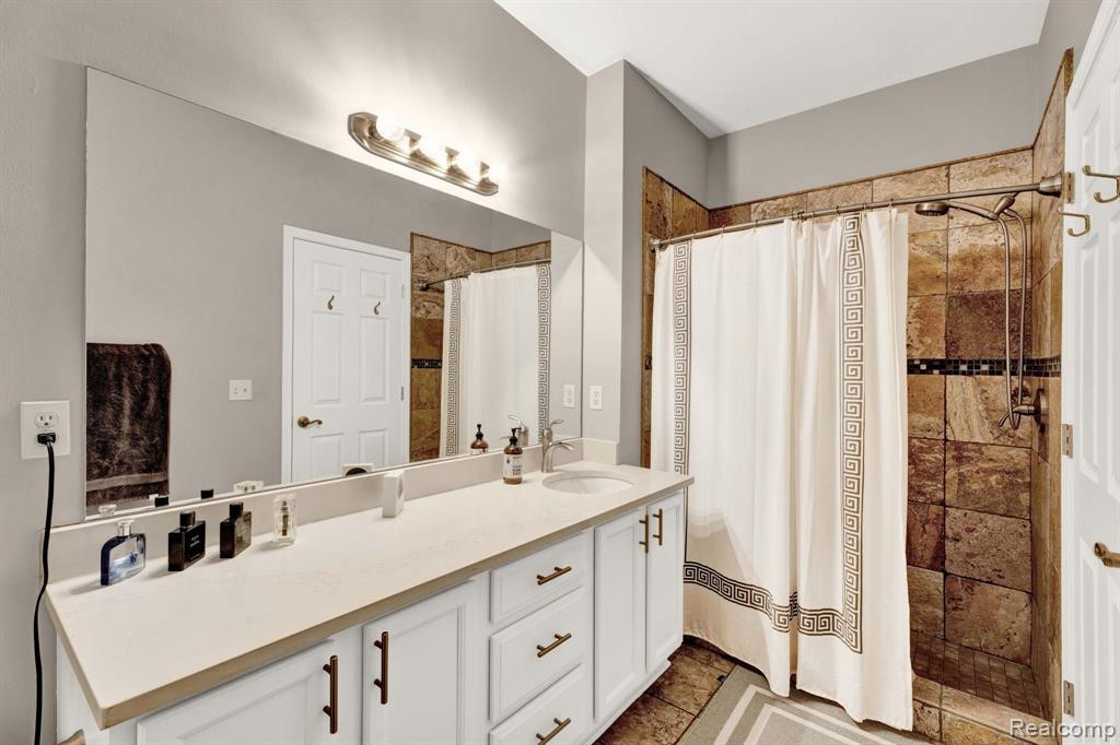 520 RED OAK, Walled Lake, MI 48390 — Photo 22