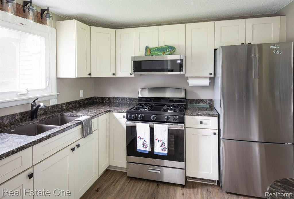 10541 RIVERSIDE Drive, Honor, MI 49640 — Photo 5