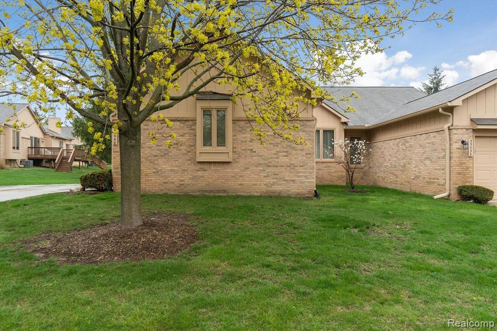35048 White Pine Trail, Farmington Hills, MI 48335 — front exterior