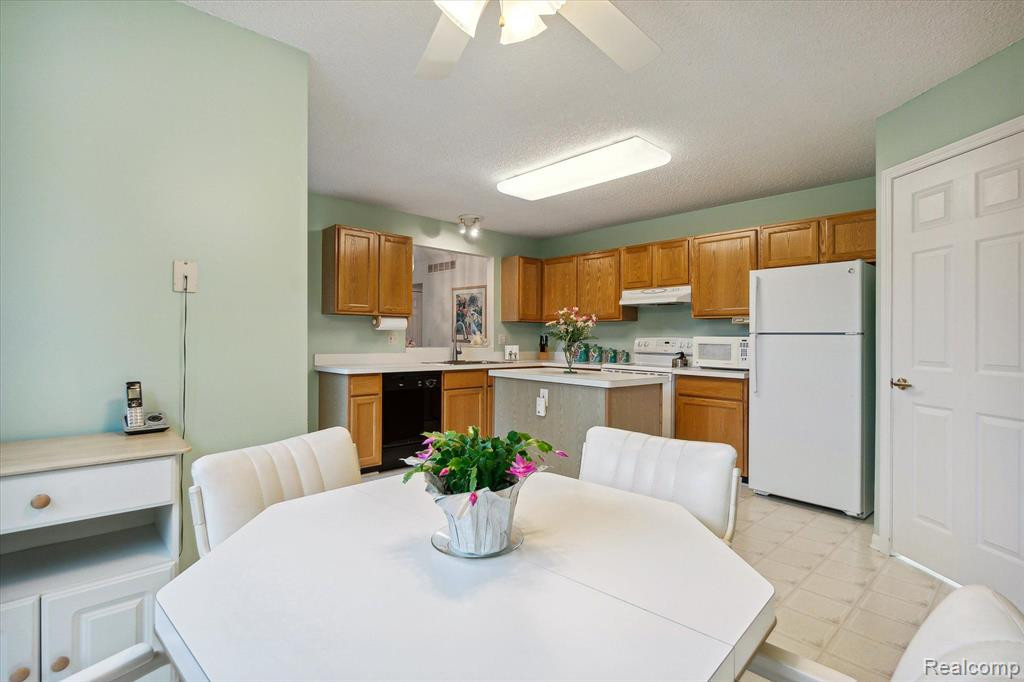 35048 White Pine Trail, Farmington Hills, MI 48335 — Photo 15