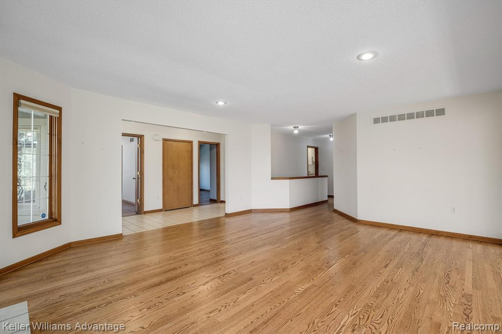 1372 LAUREL VIEW Drive, Ann Arbor, MI 48105 — Photo 4