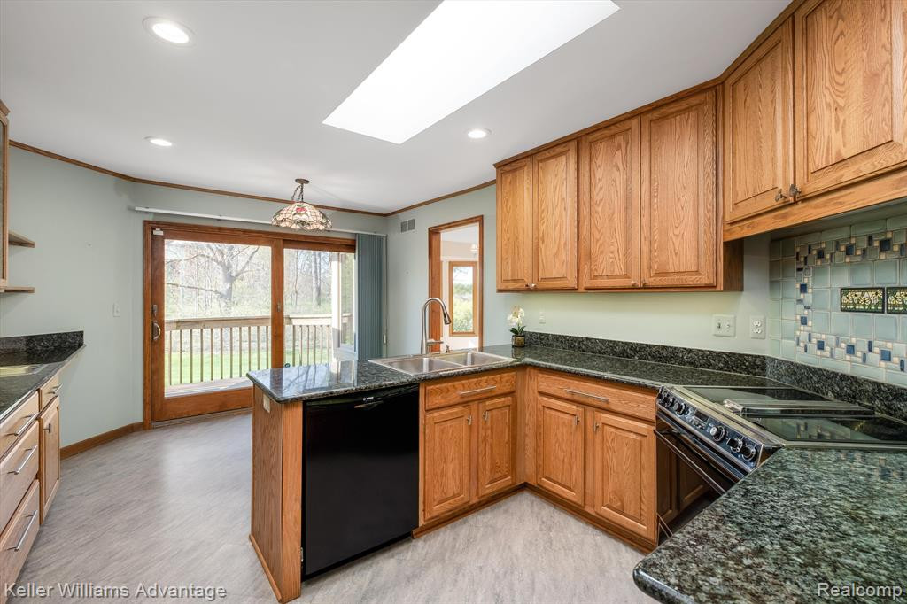 1372 LAUREL VIEW Drive, Ann Arbor, MI 48105 — Photo 8