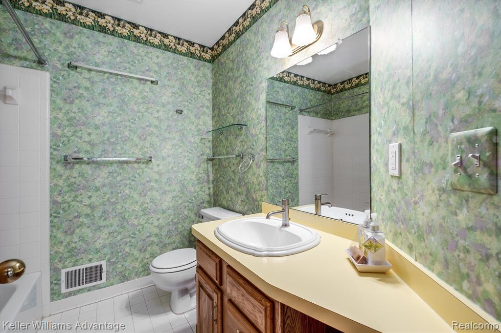 1372 LAUREL VIEW Drive, Ann Arbor, MI 48105 — Photo 18