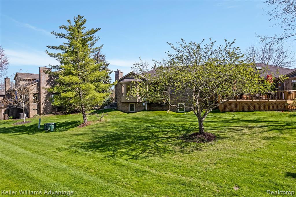 1372 LAUREL VIEW Drive, Ann Arbor, MI 48105 — Photo 32