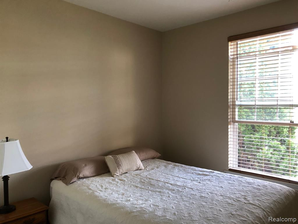 26667 KIRKWAY Drive, Woodhaven, MI 48183 — Photo 20