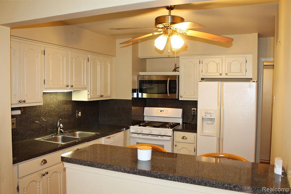 41553 BEDFORD Drive, Canton, MI 48187 — Photo 16