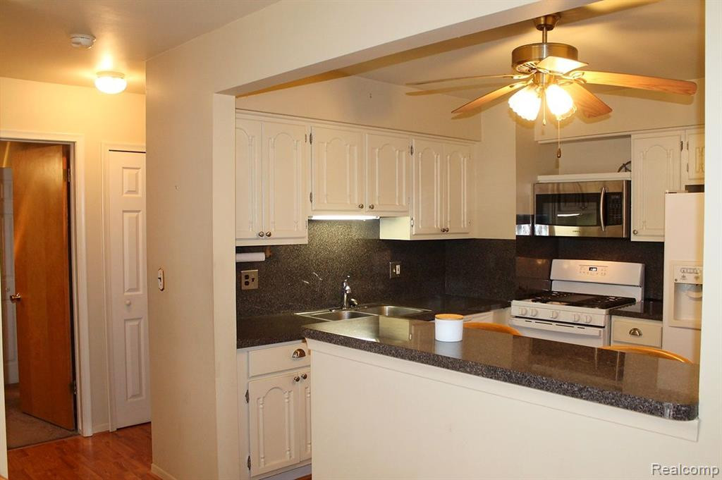 41553 BEDFORD Drive, Canton, MI 48187 — Photo 18