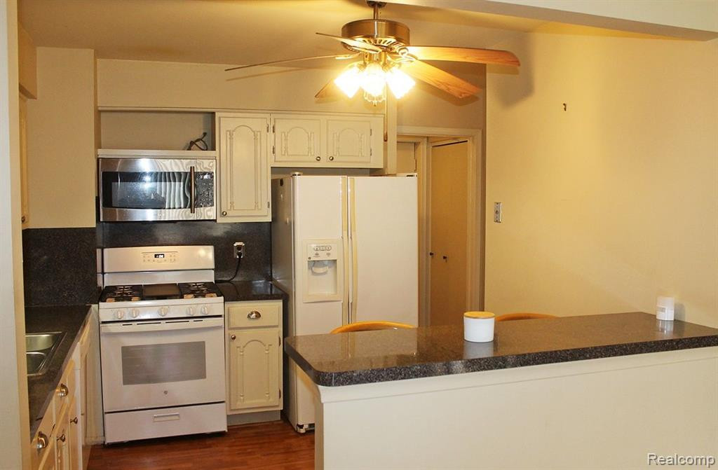 41553 BEDFORD Drive, Canton, MI 48187 — Photo 19