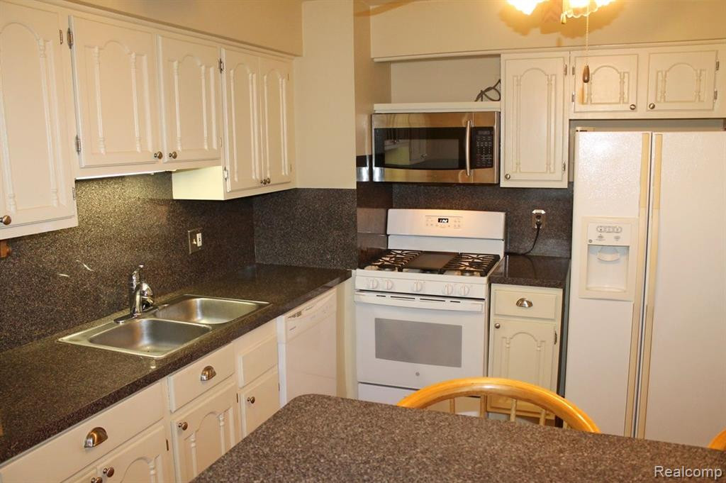 41553 BEDFORD Drive, Canton, MI 48187 — Photo 20