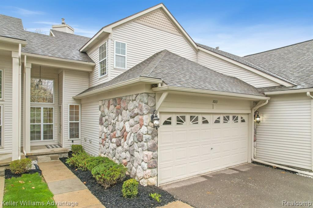 1033 CALPERNIA, Wixom, MI 48393 — front exterior