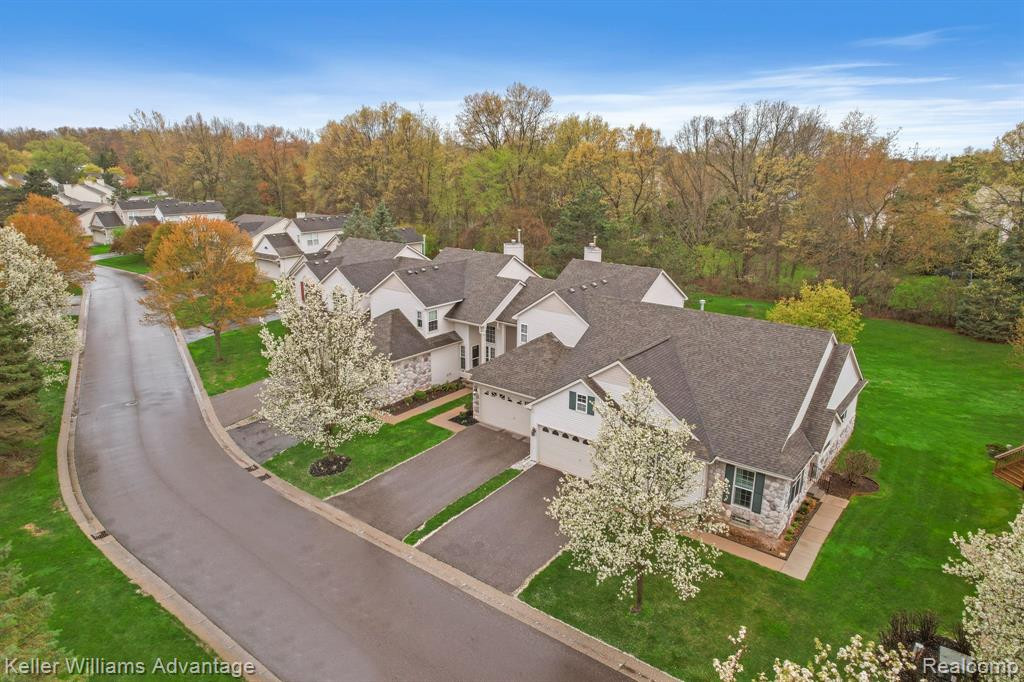 1033 CALPERNIA, Wixom, MI 48393 — Photo 2