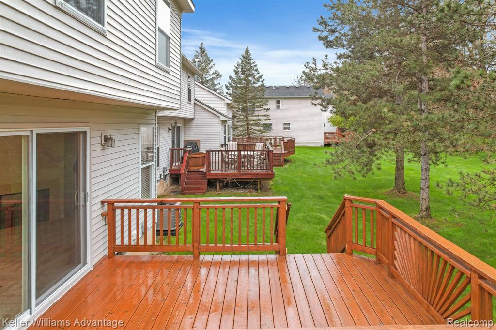 1033 CALPERNIA, Wixom, MI 48393 — Photo 4