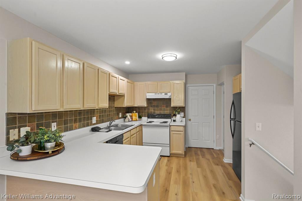 1033 CALPERNIA, Wixom, MI 48393 — Photo 12