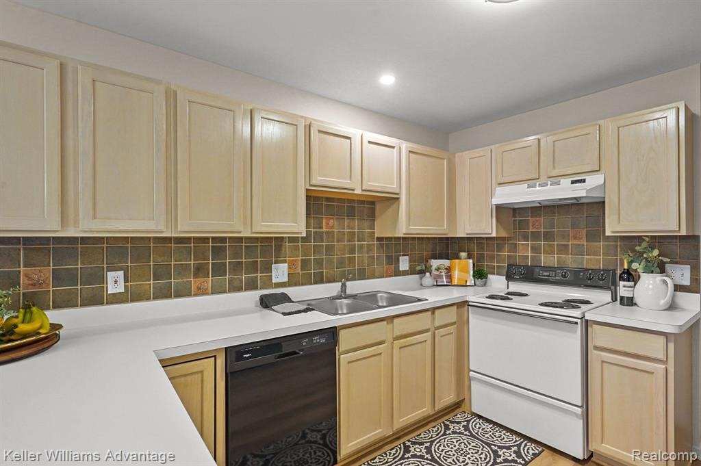 1033 CALPERNIA, Wixom, MI 48393 — Photo 13
