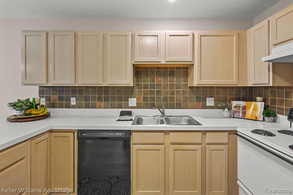 1033 CALPERNIA, Wixom, MI 48393 — Photo 14