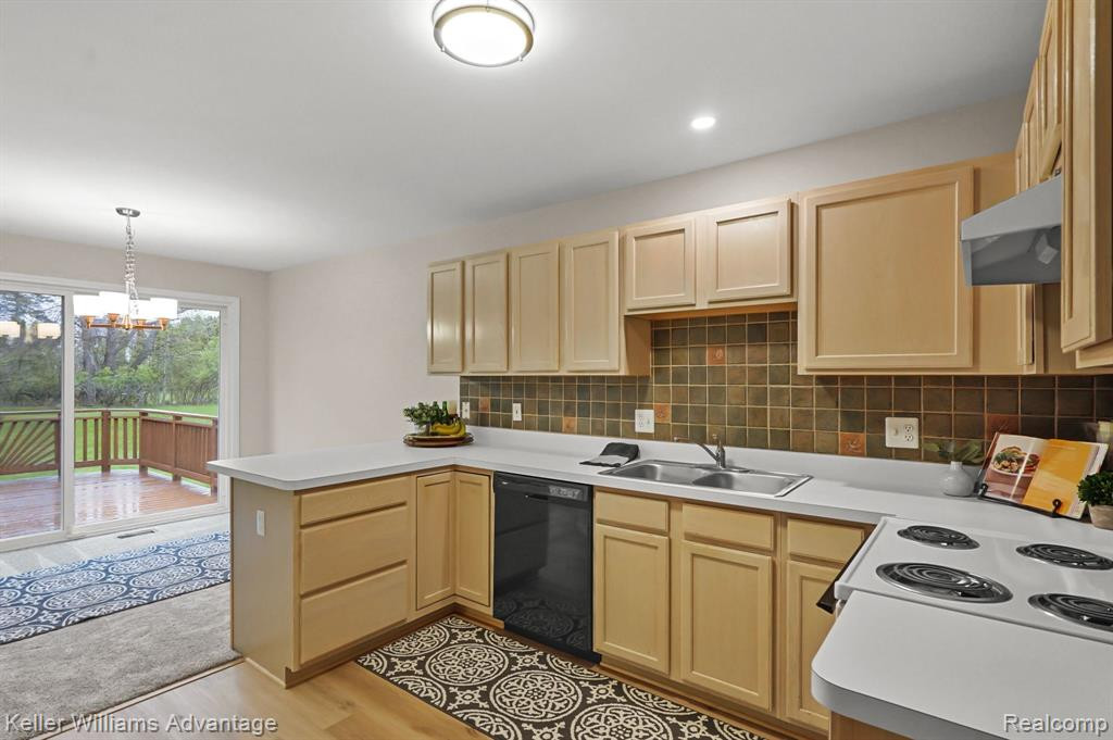 1033 CALPERNIA, Wixom, MI 48393 — Photo 15